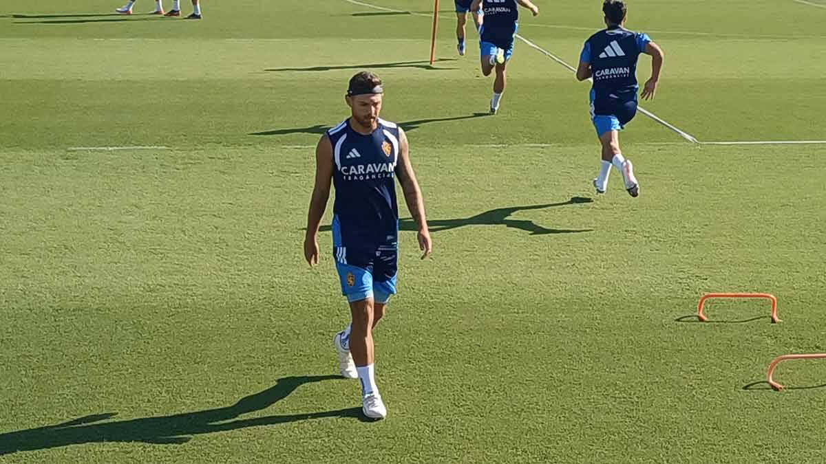 Real Zaragoza center-back Diego González trains with head protection