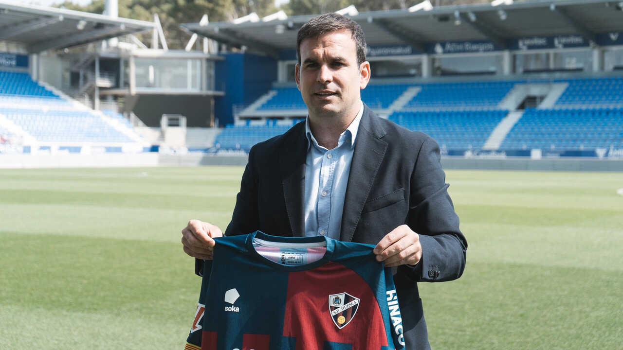 Javier Sanz de Arce assesses SD Huesca's transfer window: “I’m satisfied and the aim is promotion”