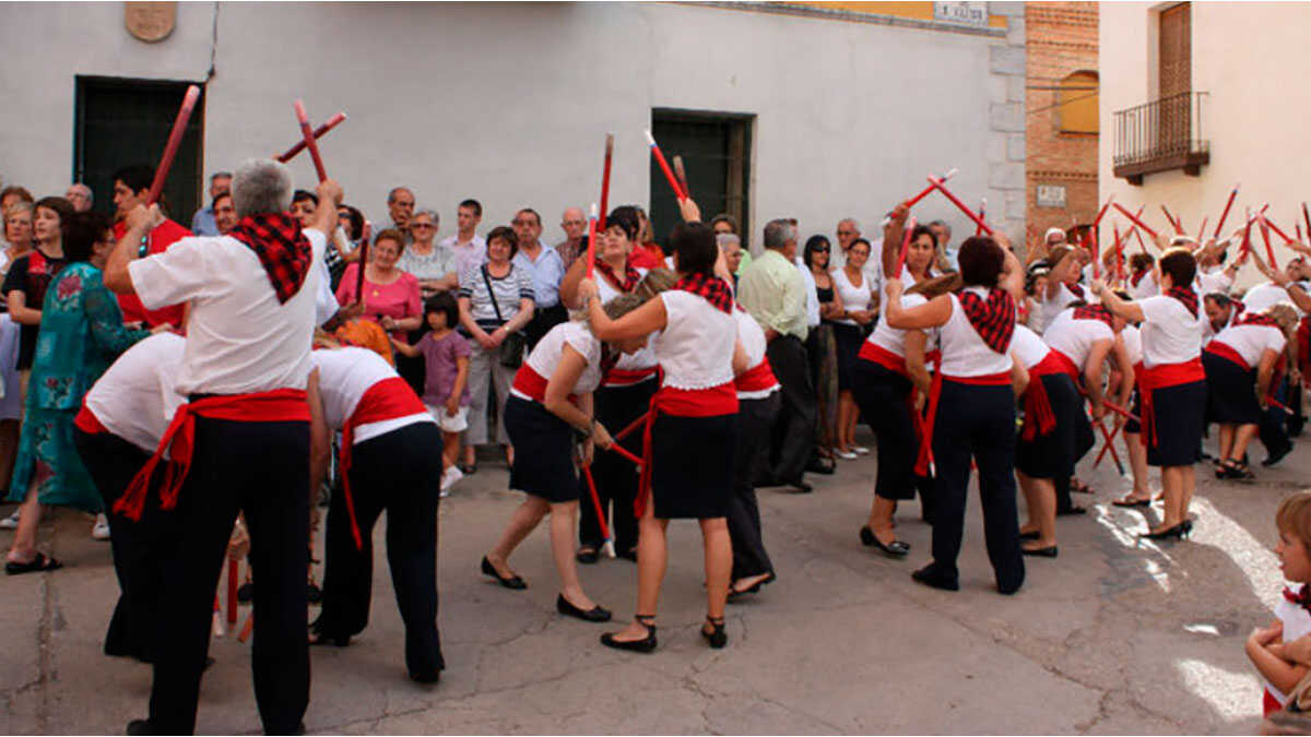 The curious tradition in this Zaragoza town where residents dance in the streets to the rhythm of wooden sticks