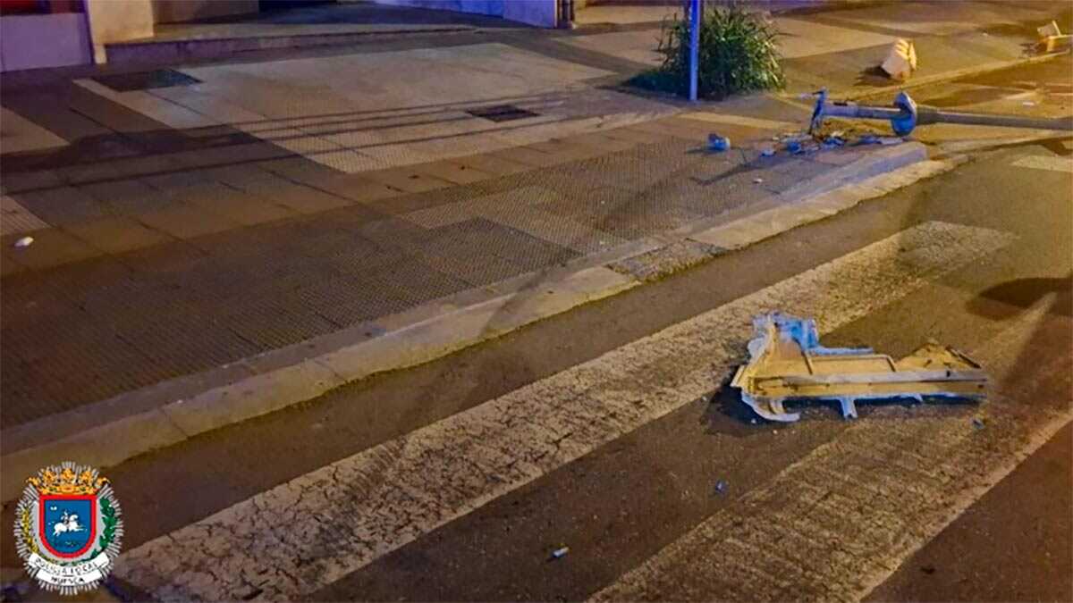 Van crashes into a traffic light in Huesca as drunk driver tries to flee