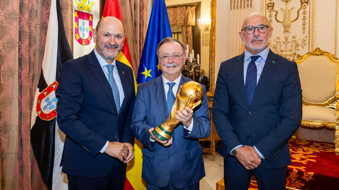 De la Fuente to the people of Ceuta after bringing them the World Cup trophy: “You are an example for the rest of Spain and you are not alone”