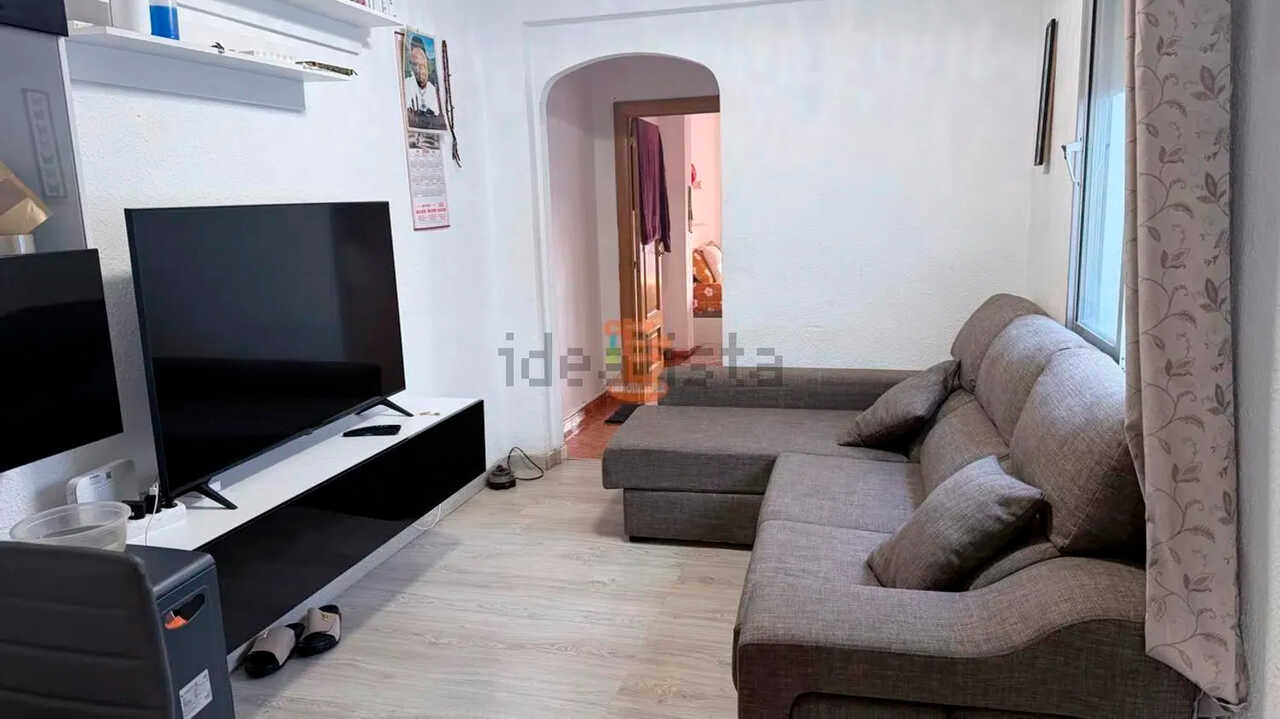 Three bedrooms and a terrace for €134,000: inside this flat for sale in Torrero