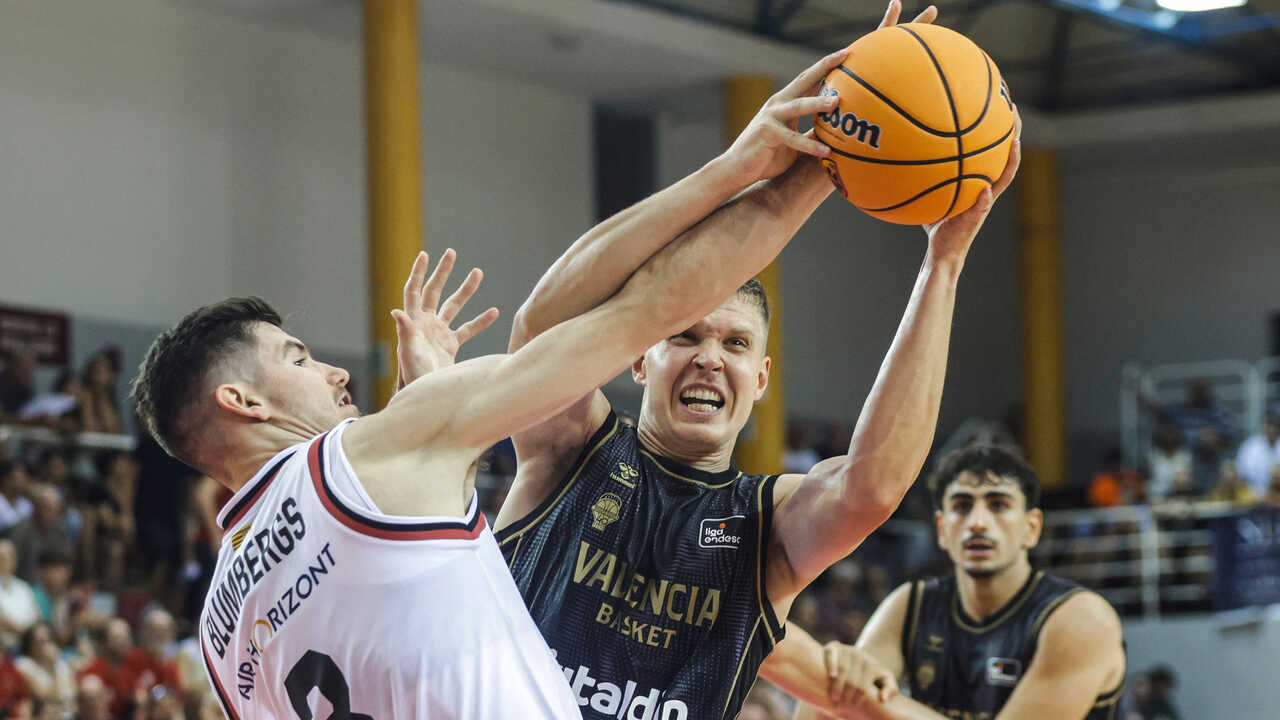 Casademont Zaragoza puts up a strong fight in first preseason loss to Valencia Basket