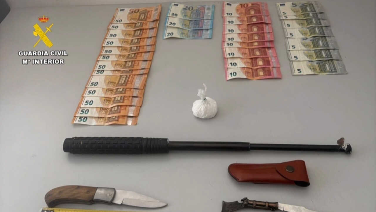 With two knives, cocaine and a telescopic baton: man arrested in Albalate de Cinca