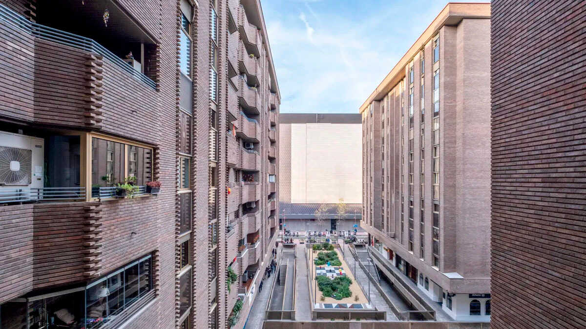 The Apartment Everyone Wants in Central Zaragoza for €590,000: Five Bedrooms, Terrace and Garage