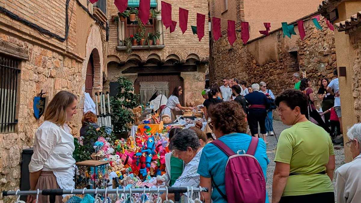 An Aragonese lunch, crafts and theater: the market bringing a Huesca village to life