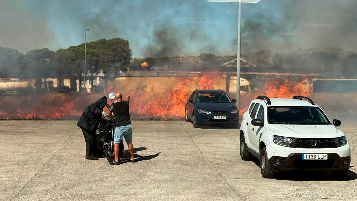Alarm in La Puebla de Alfindén as Fire Near Gas Station Reaches Several Vehicles