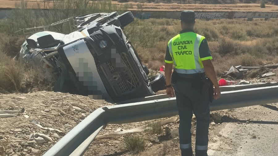 Driver injured after concrete mixer truck overturns in Gurrea de Gállego