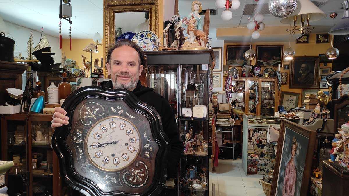 The Zaragoza attic where EGB nostalgists find toys, coins and memories