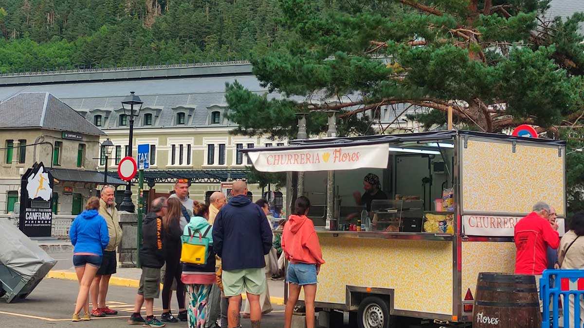 “On a good day, I can use up 100 kilos of dough”: the secret behind Canfranc’s churro shop, thriving year-round