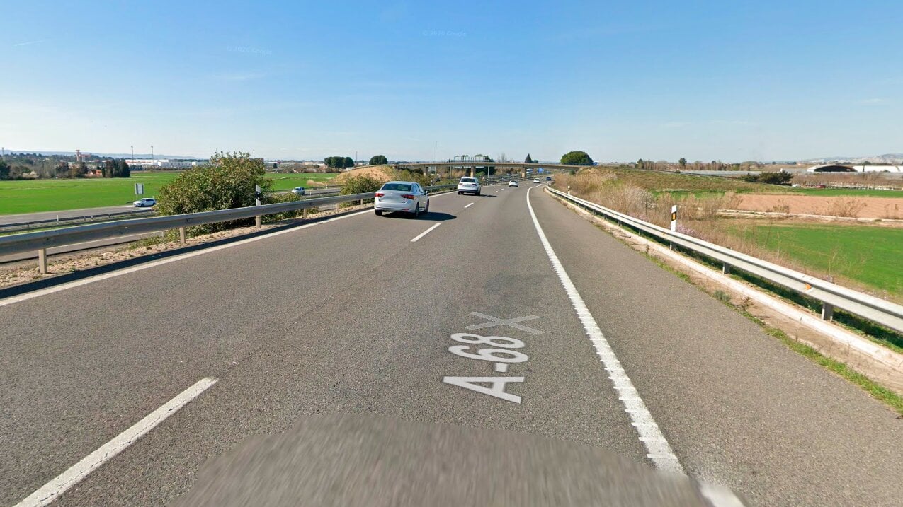 Three people injured after van overturns on A-68 in Zaragoza