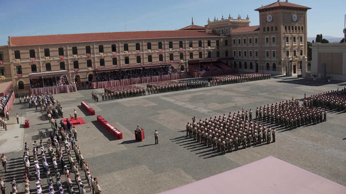 More than 300 cadets at Zaragoza's General Military Academy receive their commissions as second lieutenants