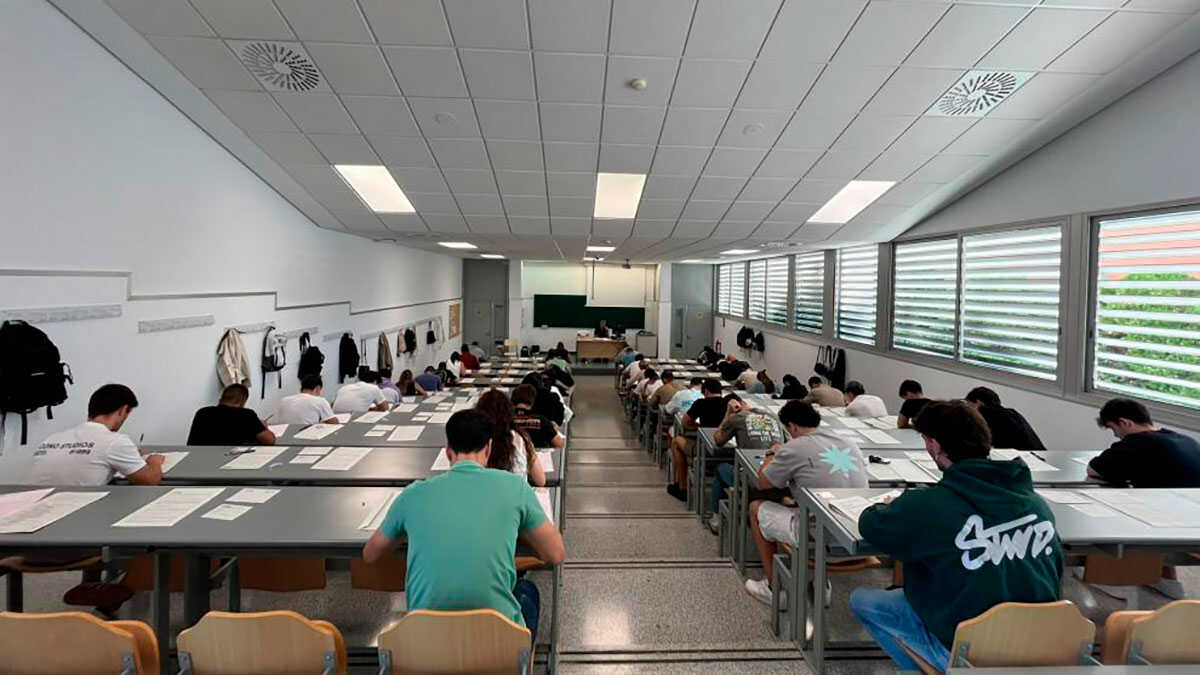 385 applicants sit exam in Zaragoza for 43 local police posts in Aragon