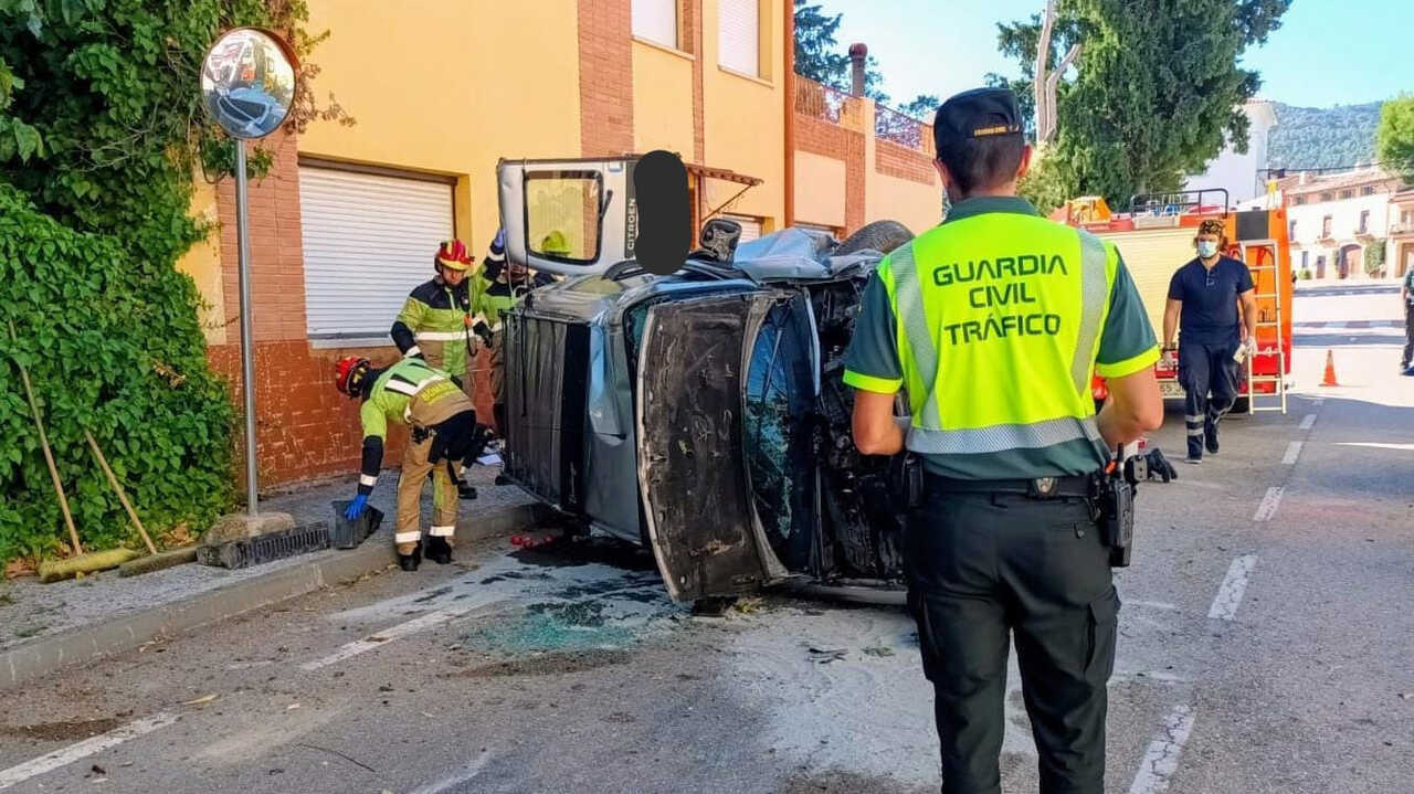 88-year-old driver dies after crashing into a tree on the A-1409 in Torrevelilla