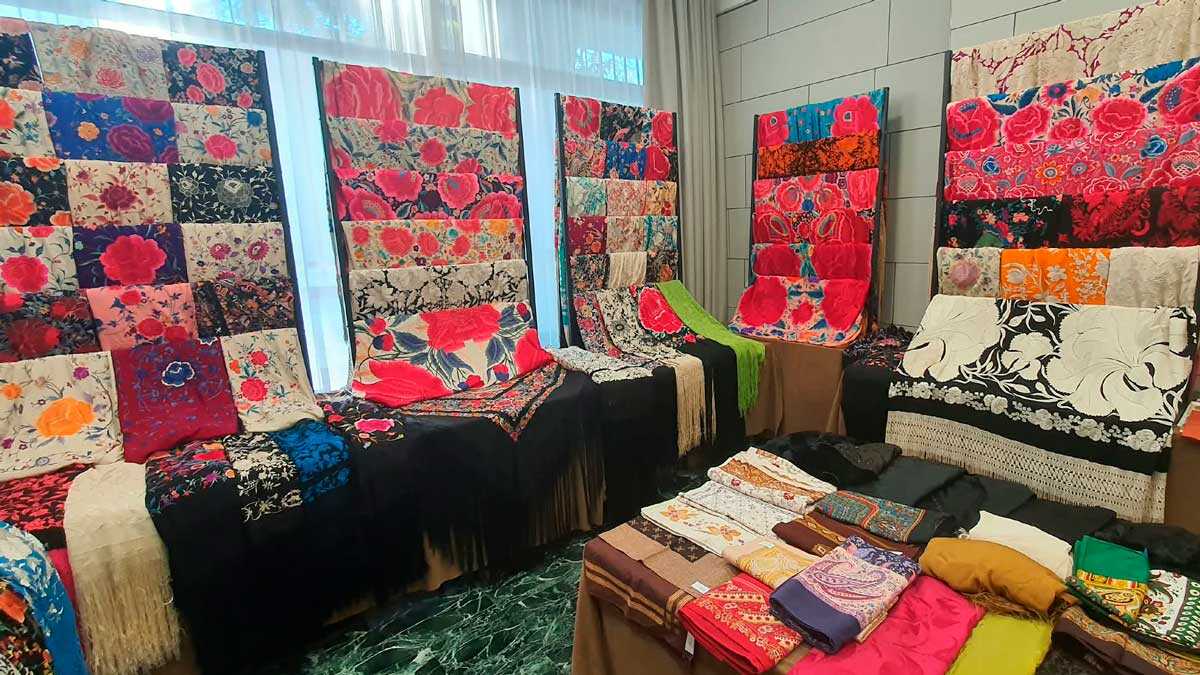 The shop Aragoneses travel nearly 400 kilometers to find antique shawls: “They come especially to buy them”