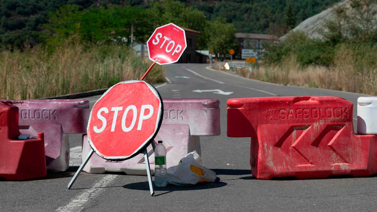A-132 closed in Las Peñas de Riglos after wildfire for viaduct widening
