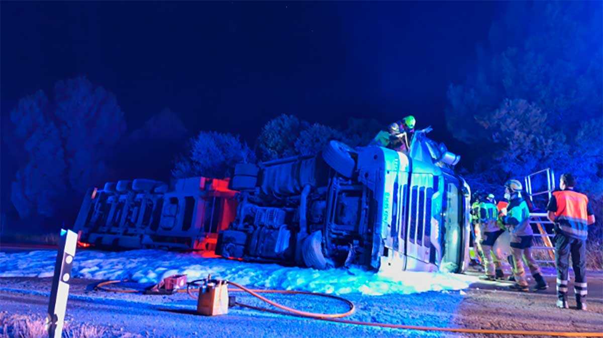 N-330 closed in Almudévar after truck overturns, trapping driver