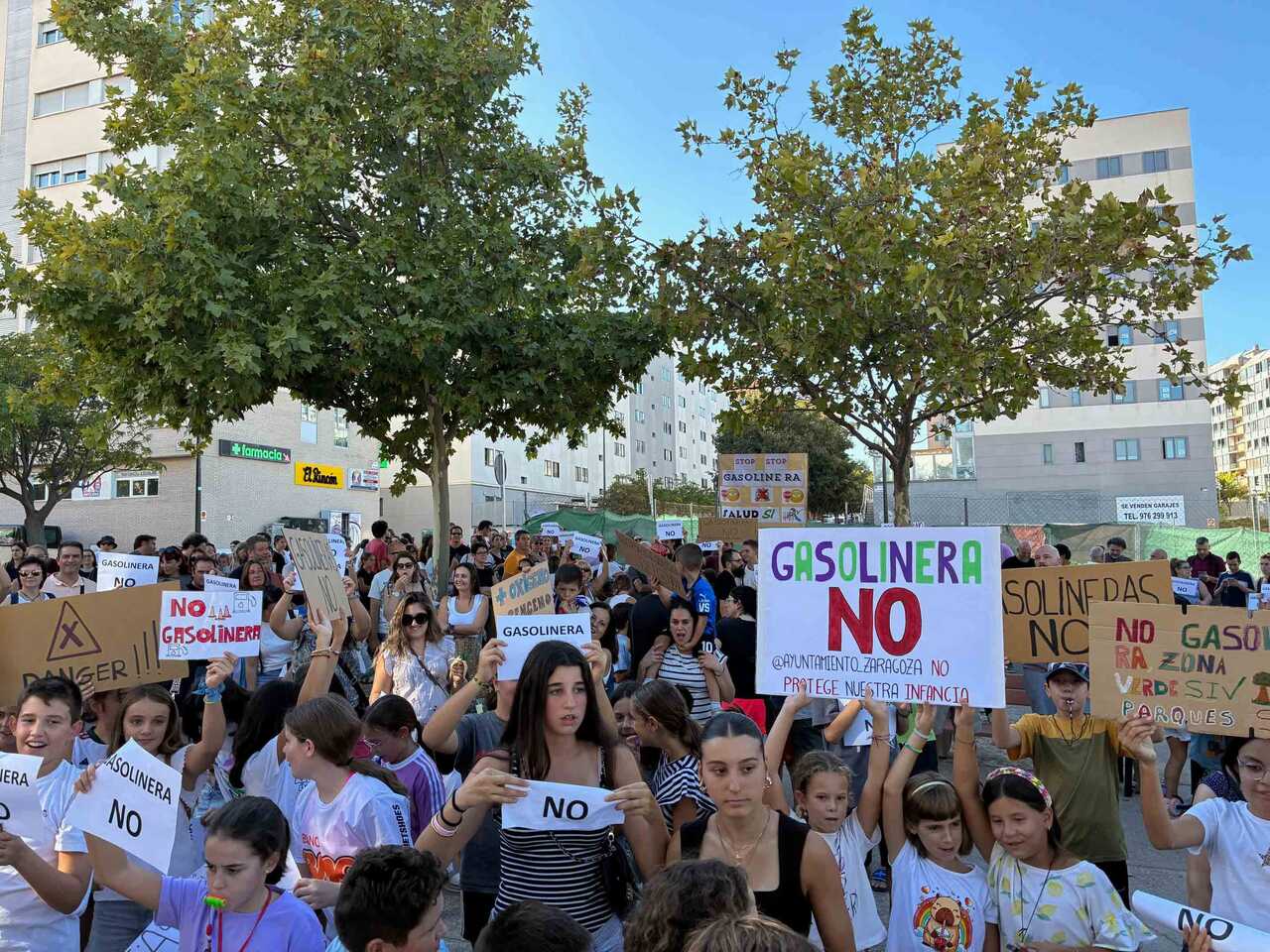 Valdespartera Says No to Gas Stations as 300 Residents Take to the Streets with Banners, Whistles and Pots