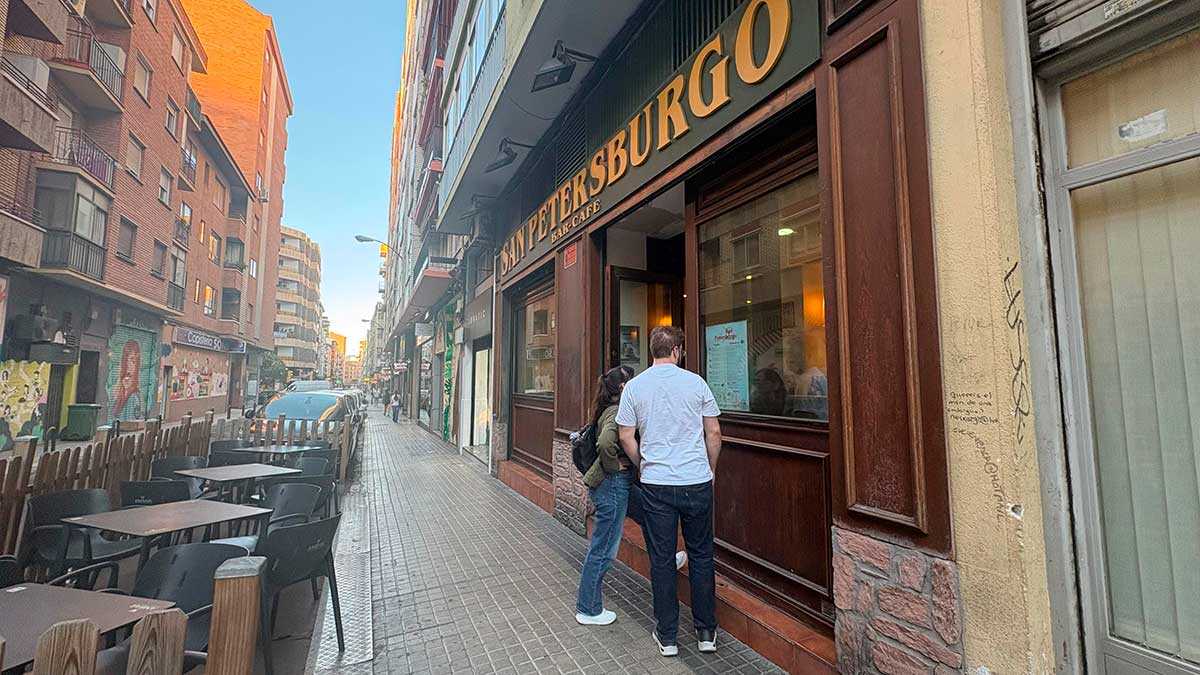 A legendary Zaragoza bar faces its owner's departure after 41 years: "People come in crying"