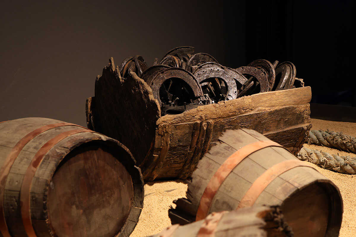 CaixaForum dives into the deep: a new immersive exhibition among shipwrecks and real objects