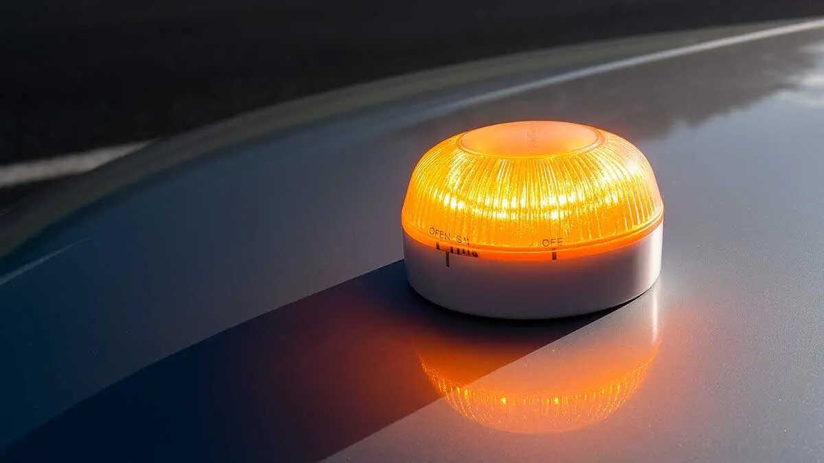 DGT Clears Up Confusion Over the V-16 Warning Beacon and What Will Happen in October