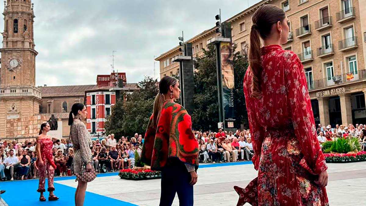 Plaza del Pilar bursts with color and lace in a final fashion extravaganza: "Nothing to envy in the major runways"