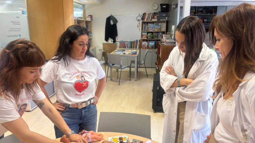 Pequeños Corazones donates medical toys to Miguel Servet to ease children's fears