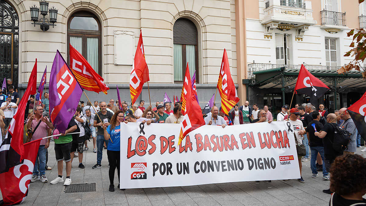 Cleaning workers mobilize in Zaragoza ahead of possible indefinite strike during the Pilar Festival
