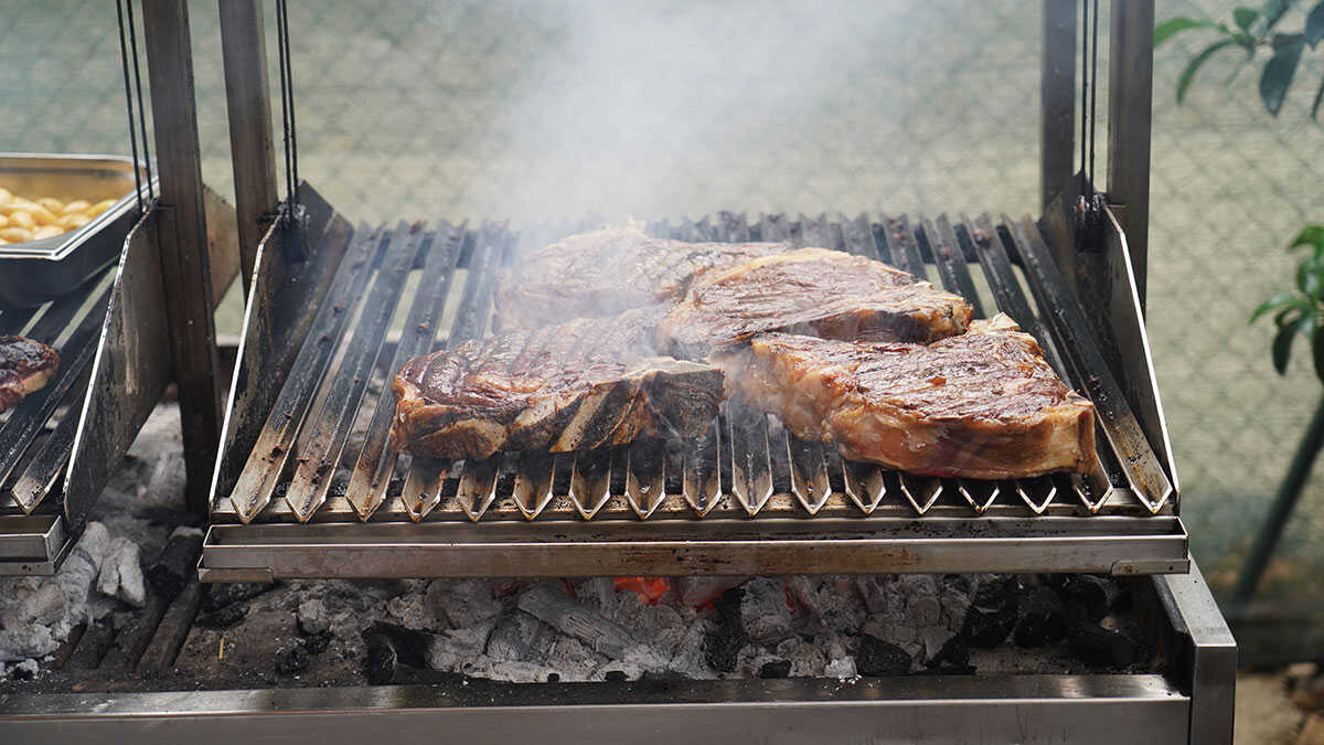 Steak Month kicks off with 90 establishments in Aragón: the “perfect match” between meat and wine