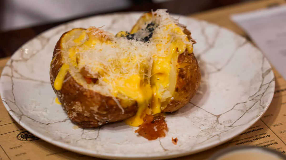 A fairground classic returns to central Zaragoza: stuffed potatoes for the 2026 Pilar Festivities