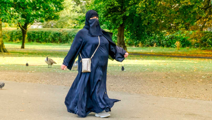 Zaragoza bans entry to public buildings for burqa and niqab wearers