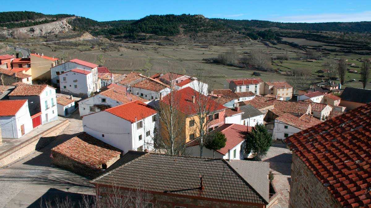 A village in Teruel seeks new residents to keep its only bakery open: €100 a year and housing included