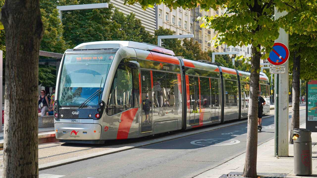24-hour trams and shuttles to the fairgrounds: Zaragoza boosts public transport for the Pilar Festival