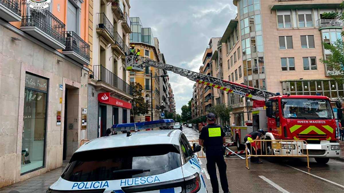 Falling masonry hits pedestrian in central Huesca