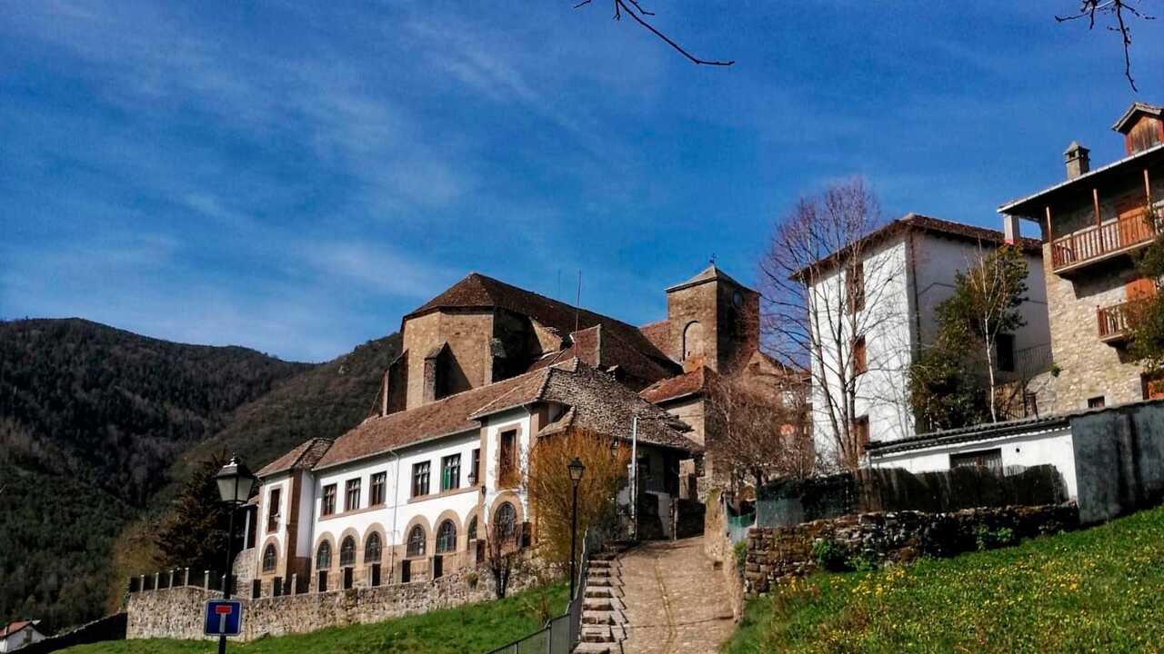 From a Pyrenean refuge to a garden near Mount Moncayo: how to travel around Aragon almost for free