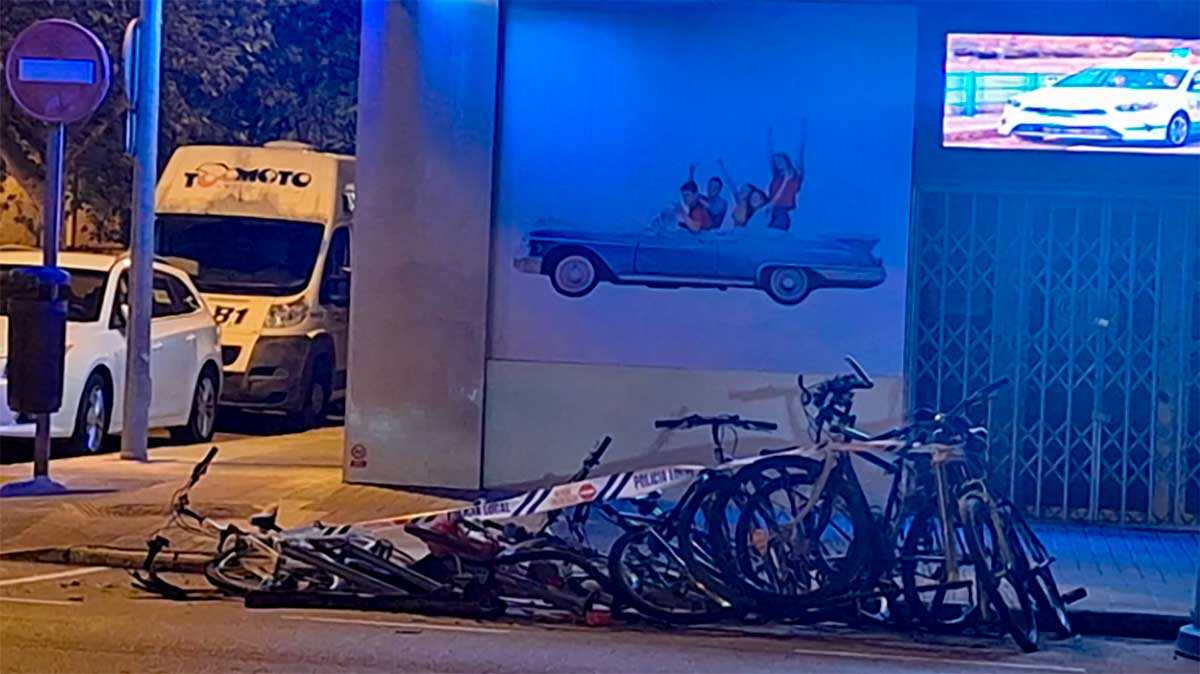 Driver crashes into bike rack in Huesca, flees and is identified thanks to cameras