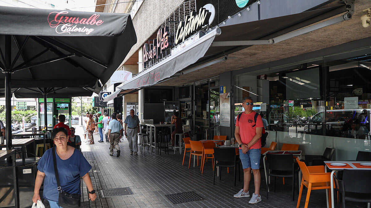 Free beer in Zaragoza: legendary Delicias bar celebrates 30 years amid battle with Mercadona