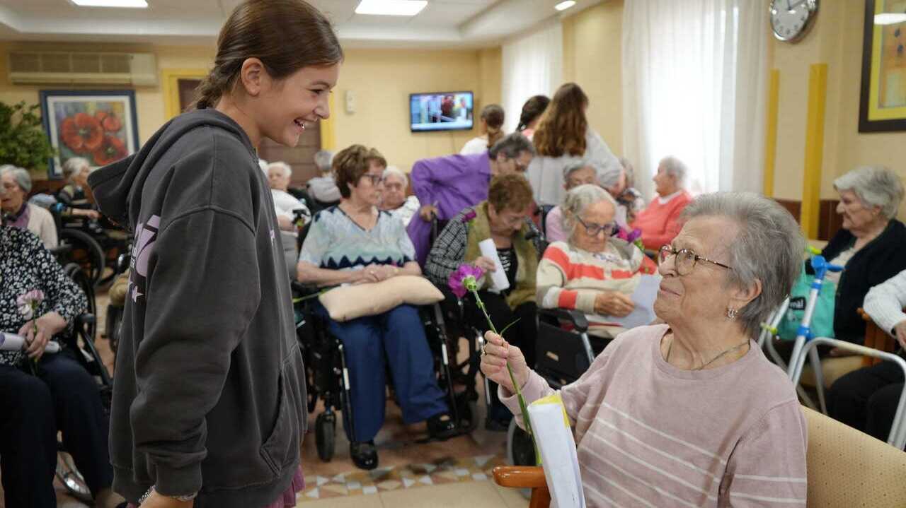 Children give 1,000 carnations to older residents in exchange for advice: “If you study, anything is possible”