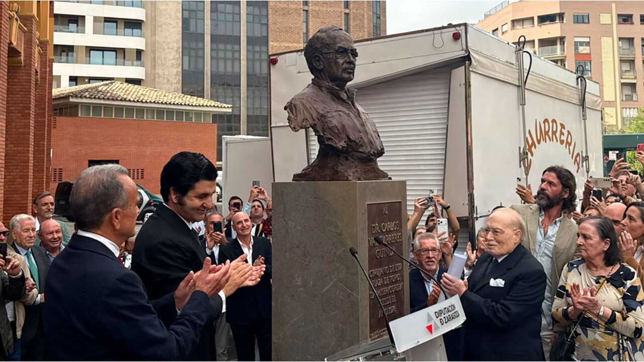 Morante and DPZ pay tribute to Dr. Val-Carreres with a bust at the bullring