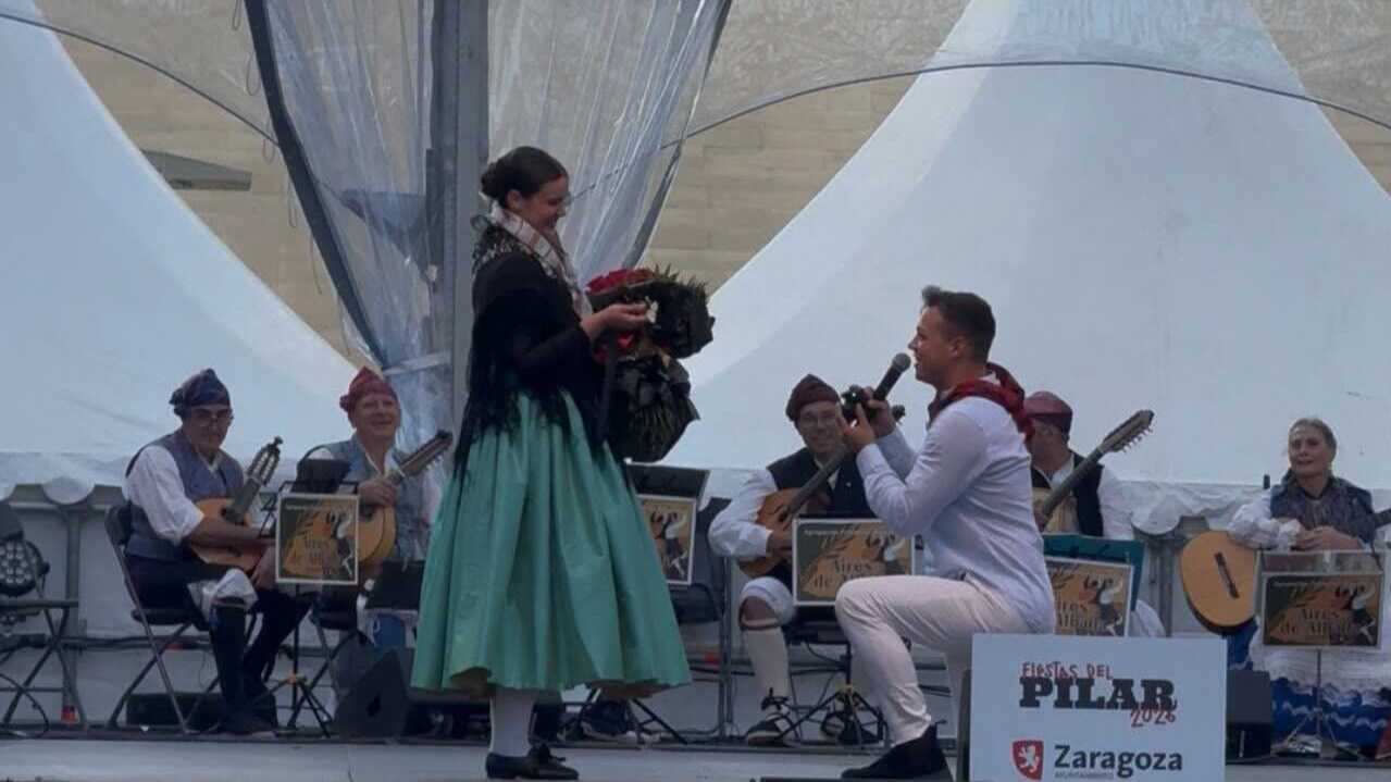 From a jota to “I do”: Marriage proposal surprises crowd in Zaragoza’s Plaza del Pilar