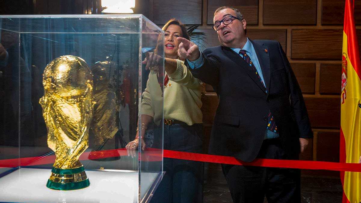 The World Cup Trophy Arrives in Zaragoza for the Grand Finale of the Pilar Festival