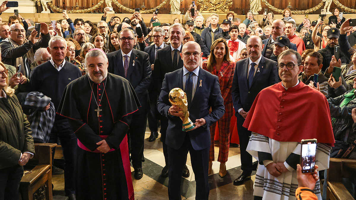 The World Cup Trophy Pays Tribute to Our Lady of the Pillar, with Luis de la Fuente in the Spotlight