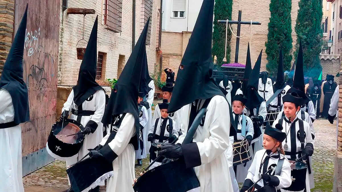 Holy Week returns to Zaragoza in October with a grand procession of 23 floats and 200 young people