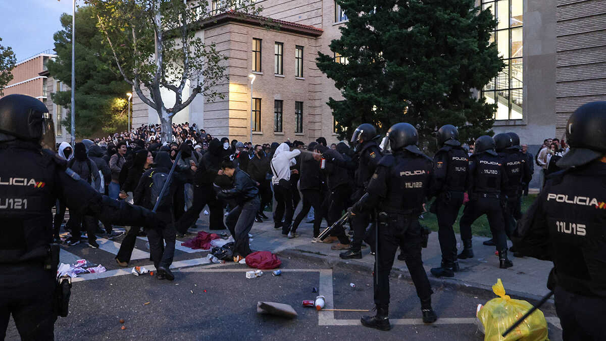 Vito Quiles moves rally to Zaragoza’s San Francisco Square amid police charges and protests