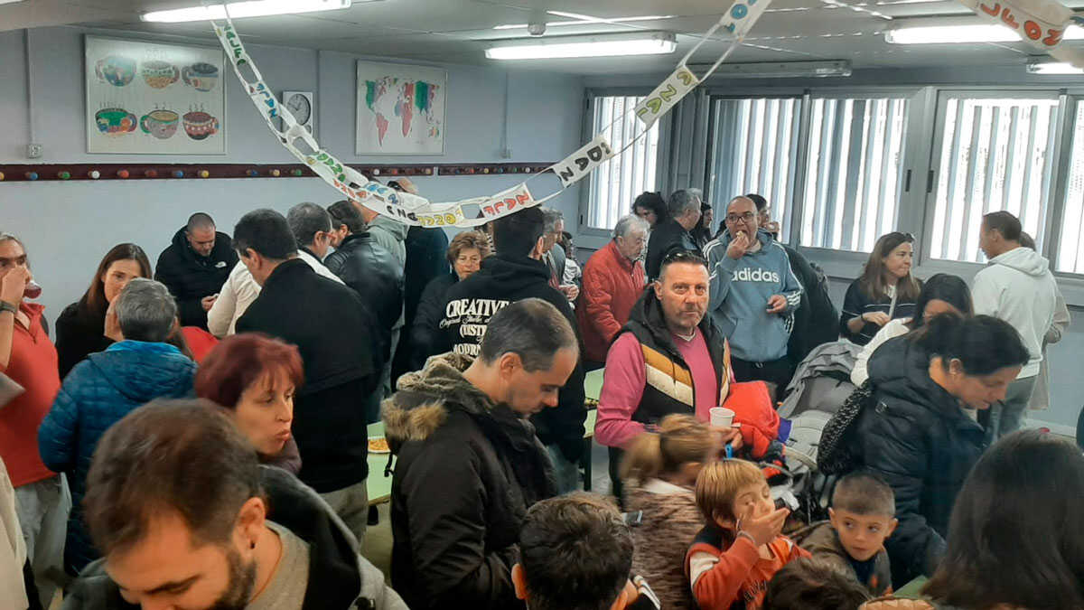 Vermouth gathering to restore Zalfonada school kitchen as families continue protests