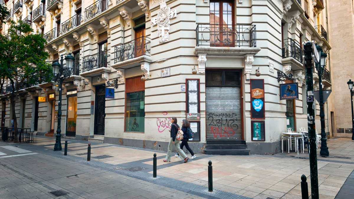 A Well-Known Corner on Don Jaime I Could Come Back to Life: Bar Available to Rent