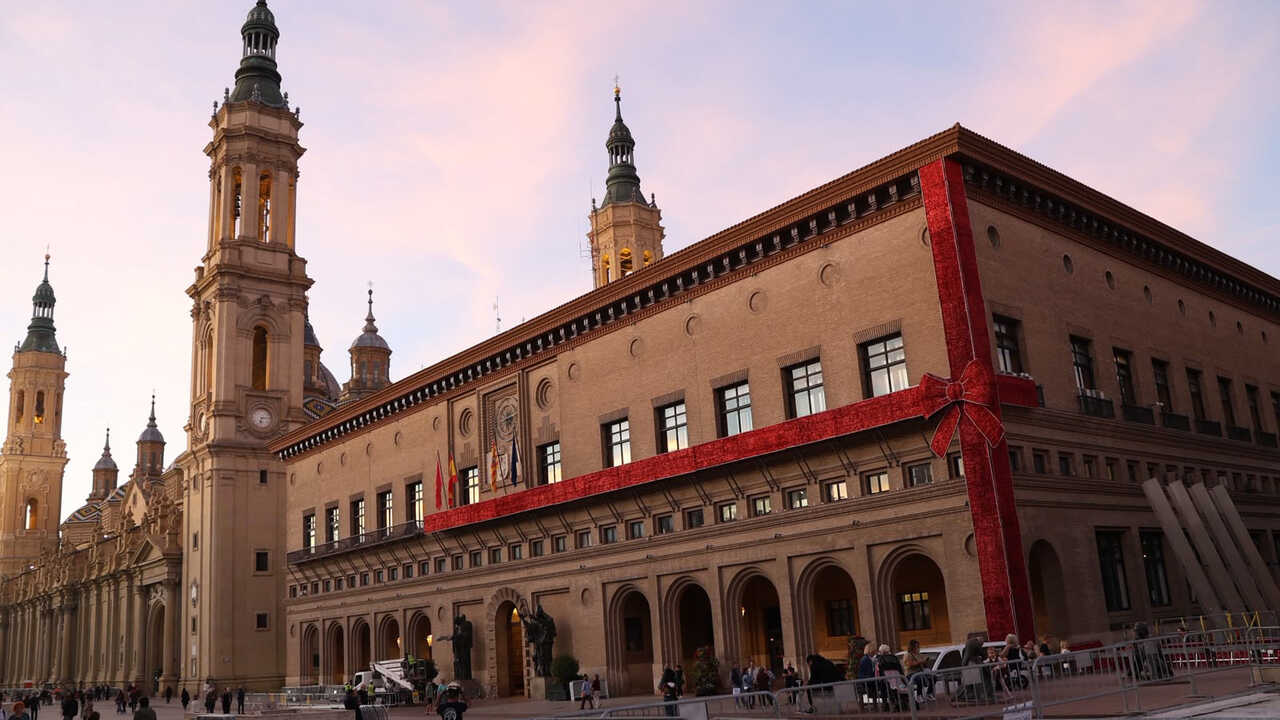 How Zaragoza’s Pilar Square Is Dressing Up for Christmas: City Hall Becomes a Gift