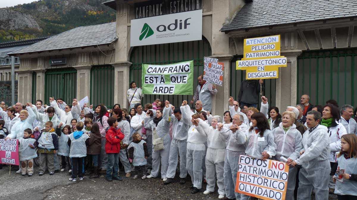 15 Years Ago in Aragon: More Than 100 People Demanded the Cleanup of Canfranc International Railway Station
