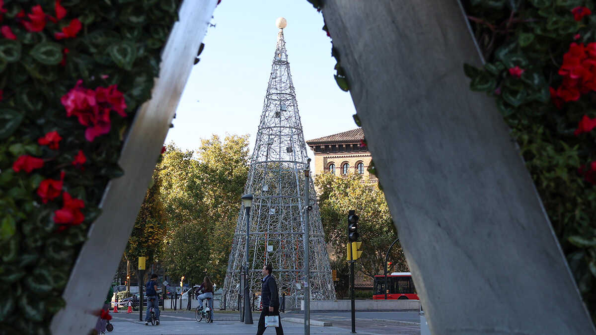 Christmas takes shape in Zaragoza: the Plaza Aragón tree is already in place