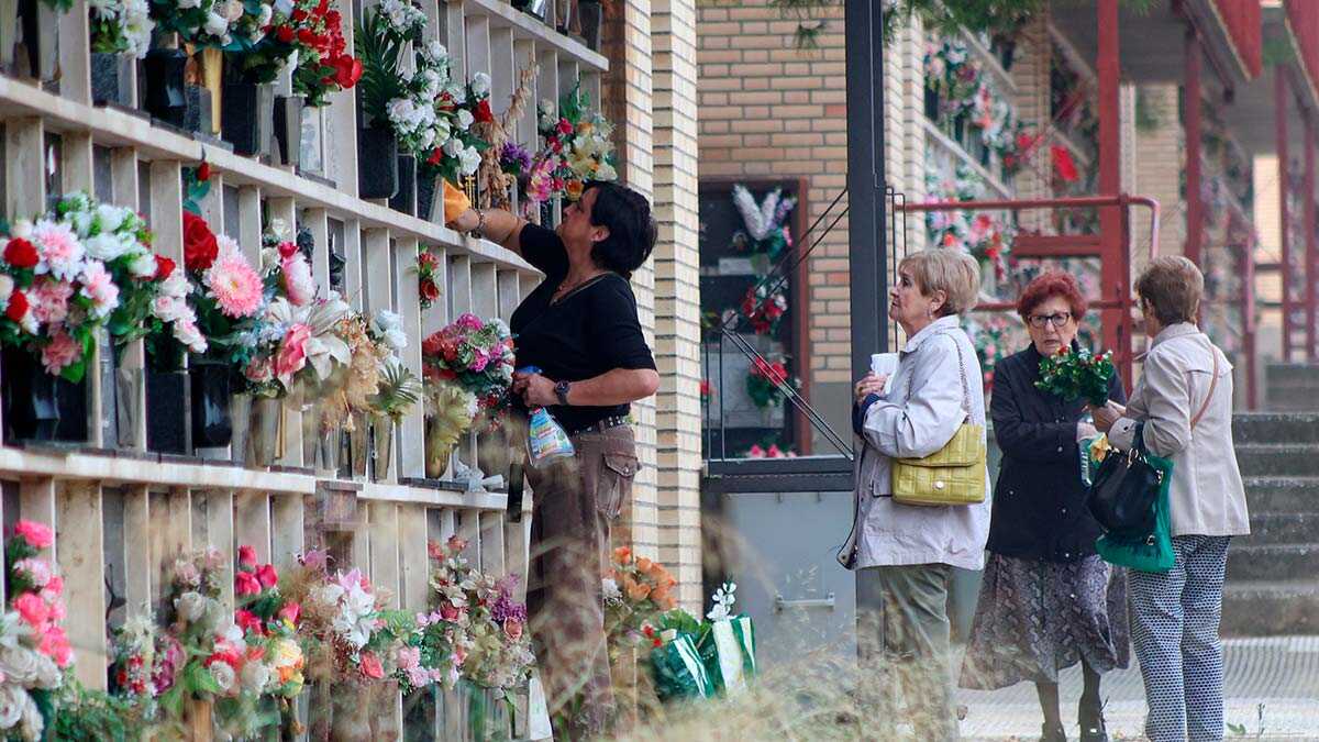 Family memories fill Torrero: "We bring flowers for our grandparents and an unmarried aunt"